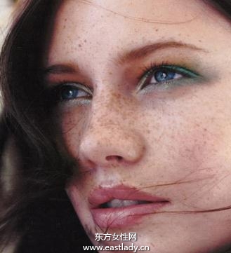 遮瑕膏VS粉底巧盖脸上斑点