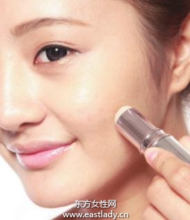 膏状粉底营造持久遮盖光感底妆