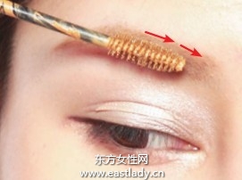 用染眉膏调整色调展现柔软质感