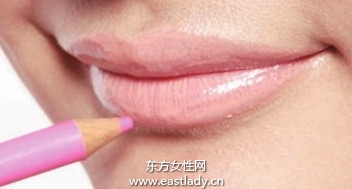 利用丰唇底膏塑造丰盈唇型