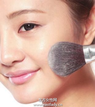 粉状粉底打造薄雾般的持久底妆