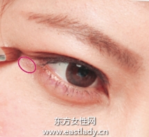 膏状眼影与粉状眼影打造持久立体感