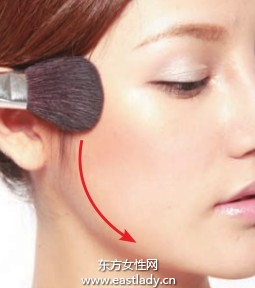 有角度腮红画法使脸颊凸显成熟韵味