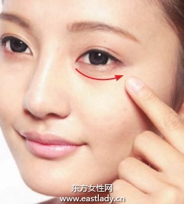 涂粉底后脸部肤色比较均匀 但黑眼圈还是明显