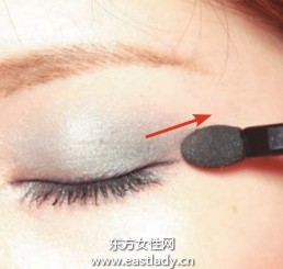 拉长眼影和眼线画出大眼妆容