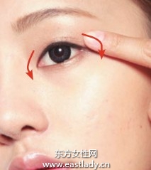 使用膏状眼影打造自然眼妆