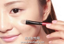 使用遮瑕品填平T区、脸颊粗大毛孔