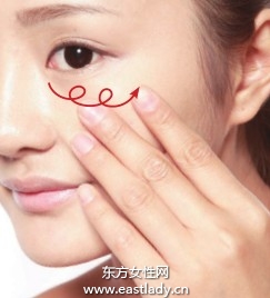 使用遮瑕品填平T区、脸颊粗大毛孔