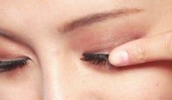 透明无梗型假睫毛的贴法图解