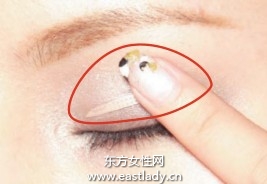 眼影基本画法提升面部立体感