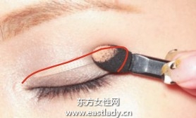 眼影基本画法提升面部立体感