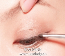 混搭描画自然眼线