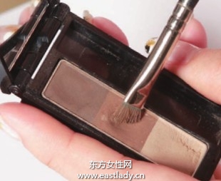 用眉粉塑造个性饱满自然双眉
