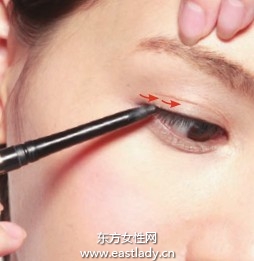 铅笔式眼线笔勾勒自然眼线