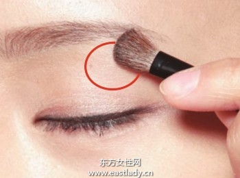 化妆教程之基本款棕色眼影的使用步骤