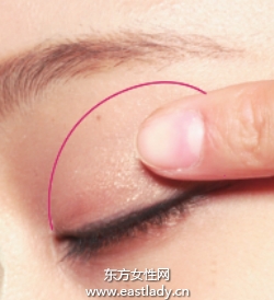 泪眼朦胧的金棕色眼妆的画法