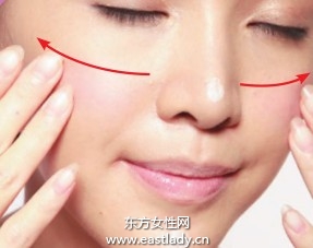 粉底液塑造质感轻薄无暇底妆