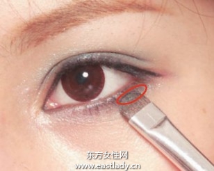 绿色眼影配合眼线增添女人味