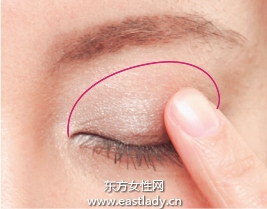 光感樱花芭比眼妆的画法