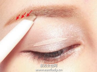 用眉笔塑造粗度与色调适中双眉
