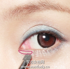 混血感透明蓝色眼妆的画法