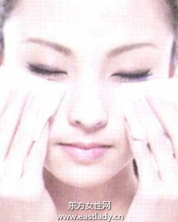 眼妆教程之三步提亮眼周肤色