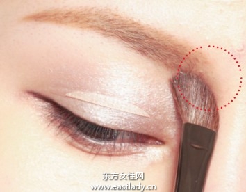 用眉笔塑造粗度与色调适中双眉