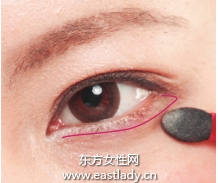 深浅双色眼影强调自然渐变效果