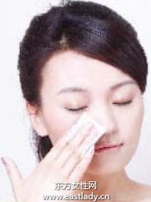 使用化妆棉温和去角质