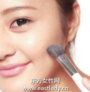 粉状粉底打造薄雾般的持久底妆