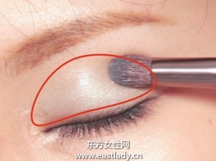 绿色眼影配合眼线增添女人味