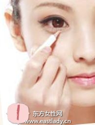 化妆教程之使用遮瑕品遮盖黑眼圈部位