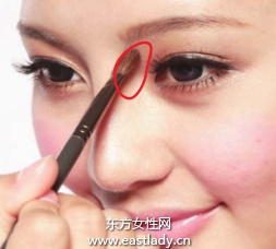 利用光影营造立体五官