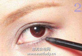 将眼线晕开时候 会显得有些脏污