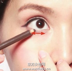 让眼睛更显大的眼线画法