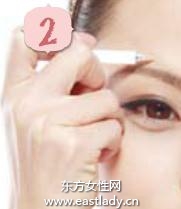 化妆教程之使用遮瑕品遮盖红肿痘痕