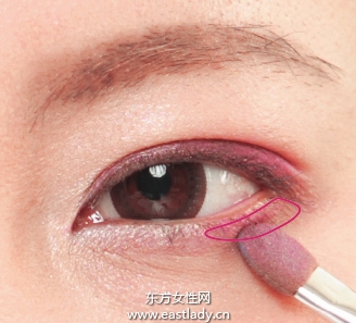 光感樱花芭比眼妆的画法