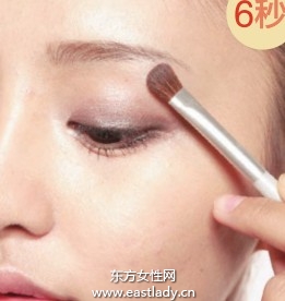 多色眼影盒快速制造立体眼妆