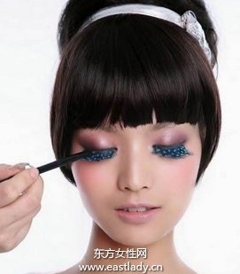 根据眼形画眼线