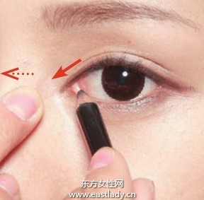 眼线基础描画手法 勾勒精致轮廓