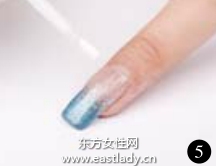 柔和蓝色色调美甲营造出轻松休闲之感