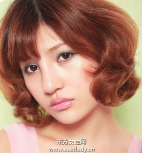 粉色眼影配合隐形眼线散发自然气息