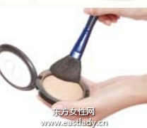 使用粉状粉底与粉刷打造哑光清透底妆