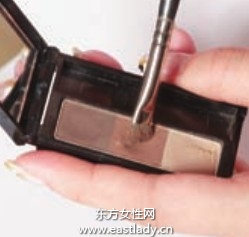 简单小技巧令眉妆打理更顺手