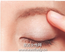 膏状与液体眼影制造润泽质感