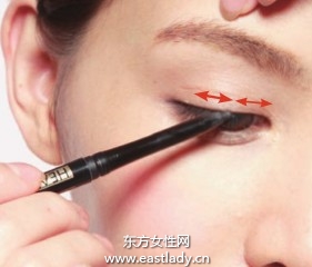 铅笔式眼线笔勾勒自然眼线