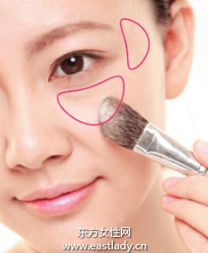 浅色粉底打造立体感妆容