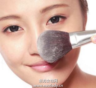 粉状粉底打造薄雾般的持久底妆