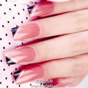 藕红色指甲油画出淡雅肤色职场美甲