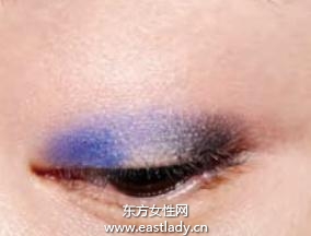 眼妆教程打造中性风牛仔蓝眼妆
